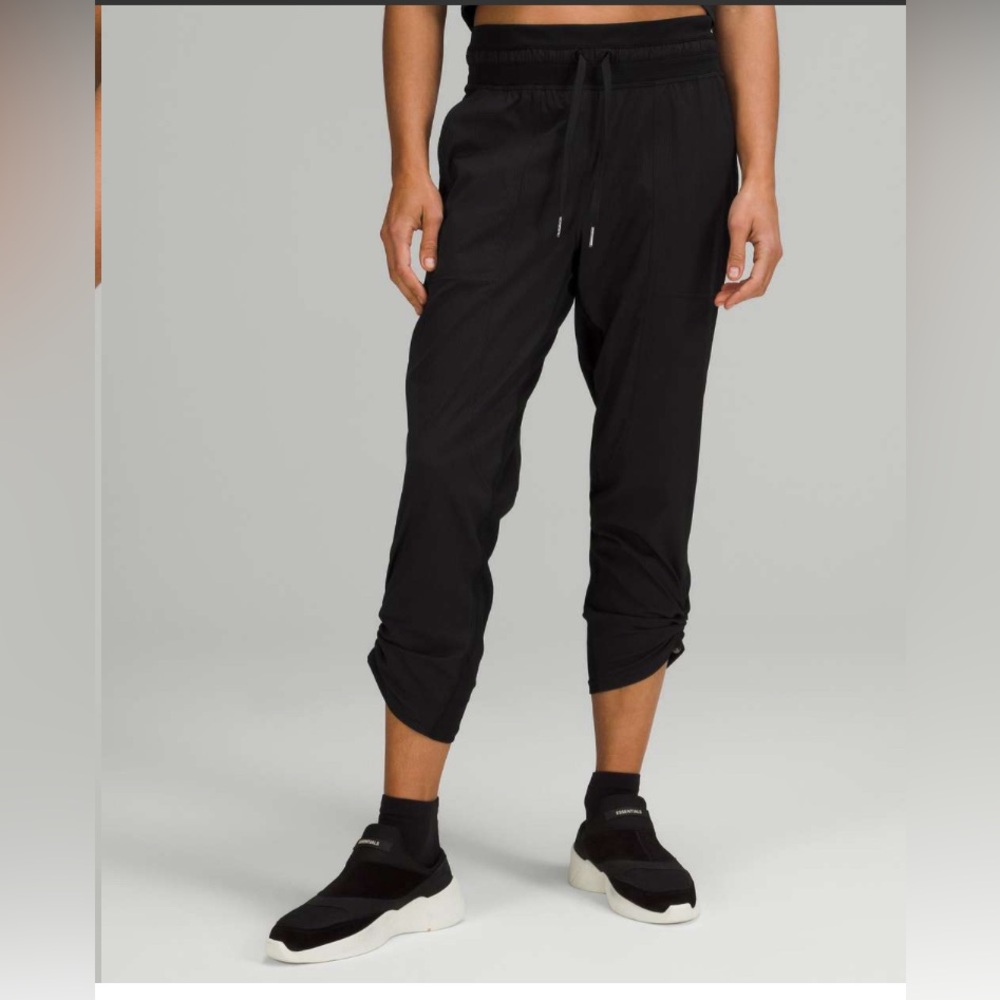 Lululemon Dance Studio Mid-Rise Crop 25"
Black size 14